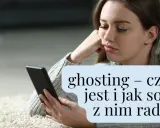 Smutna dziewczyna z telefonem, doświadczająca ghostingu w przyjaźni. Jak sobie z tym radzić?