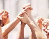 Różne grupy społeczne łączą się w solidarności, tworząc wspólny cel.