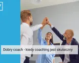 Trzy osoby świętują sukces, dając sobie "piątki". To pokazuje, jak coaching co to jest, gdy przynosi efekty.