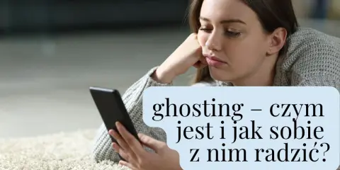 Smutna dziewczyna z telefonem, doświadczająca ghostingu w przyjaźni. Jak sobie z tym radzić?