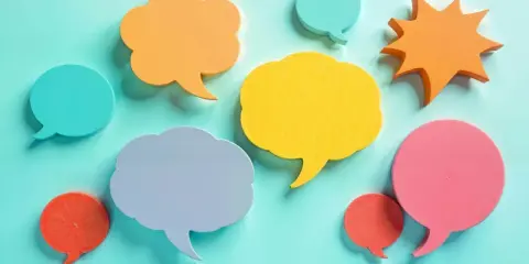 Kolorowe dymki symbolizują myśli i dialog wewnętrzny. Każdy kształt to inna myśl, tworząca wewnętrzny monolog.