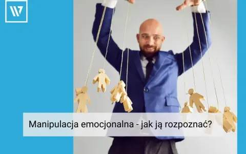 Mężczyzna w garniturze steruje drewnianymi ludzikami jak marionetkami. To przykład manipulacji w pracy, która może prowadzić do emocjonalnego wyczerpania.