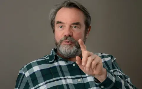 Mężczyzna z brodą w kratę, unoszący palec, jakby chciał coś wyjaśnić, choć "nie znam się ale się wypowiem".