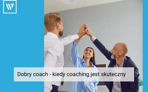 Trzy osoby świętują sukces, dając sobie "piątki". To pokazuje, jak coaching co to jest, gdy przynosi efekty.