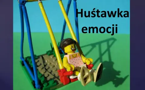 Figurka z klocków na huśtawce, symbolizująca niestabilność emocjonalną.