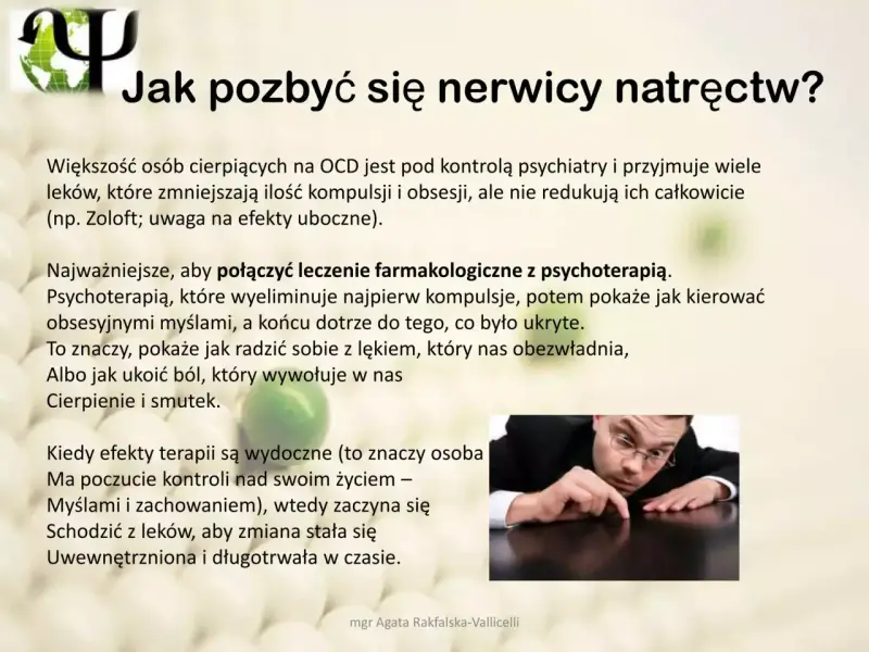 Mężczyzna pochyla się nad stołem, skupiony na czymś na jego powierzchni. Obraz ilustruje schemat zachowań kompulsywnych i sposoby radzenia sobie z nimi.